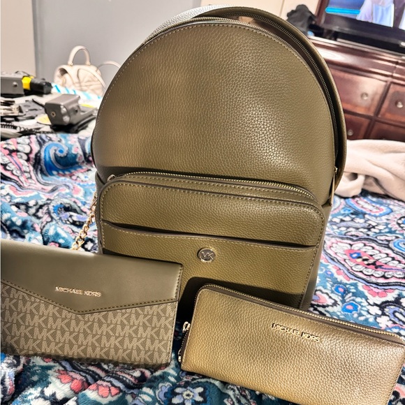 MK Backback Purse with matching wallet and wristlet! - Picture 1 of 2